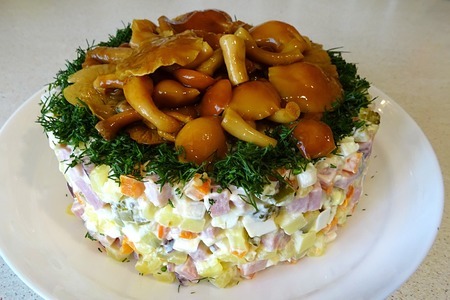 Фото к рецепту: Праздничный салат с ветчиной и оливье