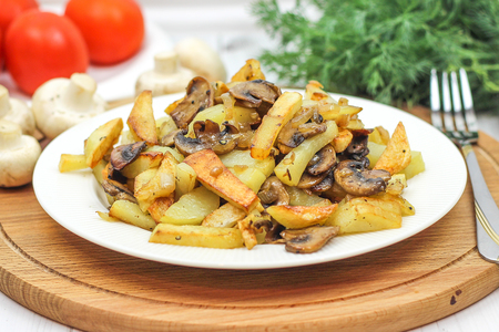Жареная картошка с грибами с хрустящей корочкой