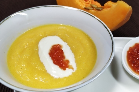 Фото к рецепту: Крем суп из тыквы, с икрой и сливками