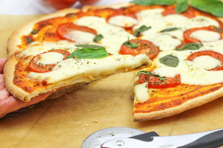 Фото к рецепту: Лучшее тесто для пиццы и пицца маргарита