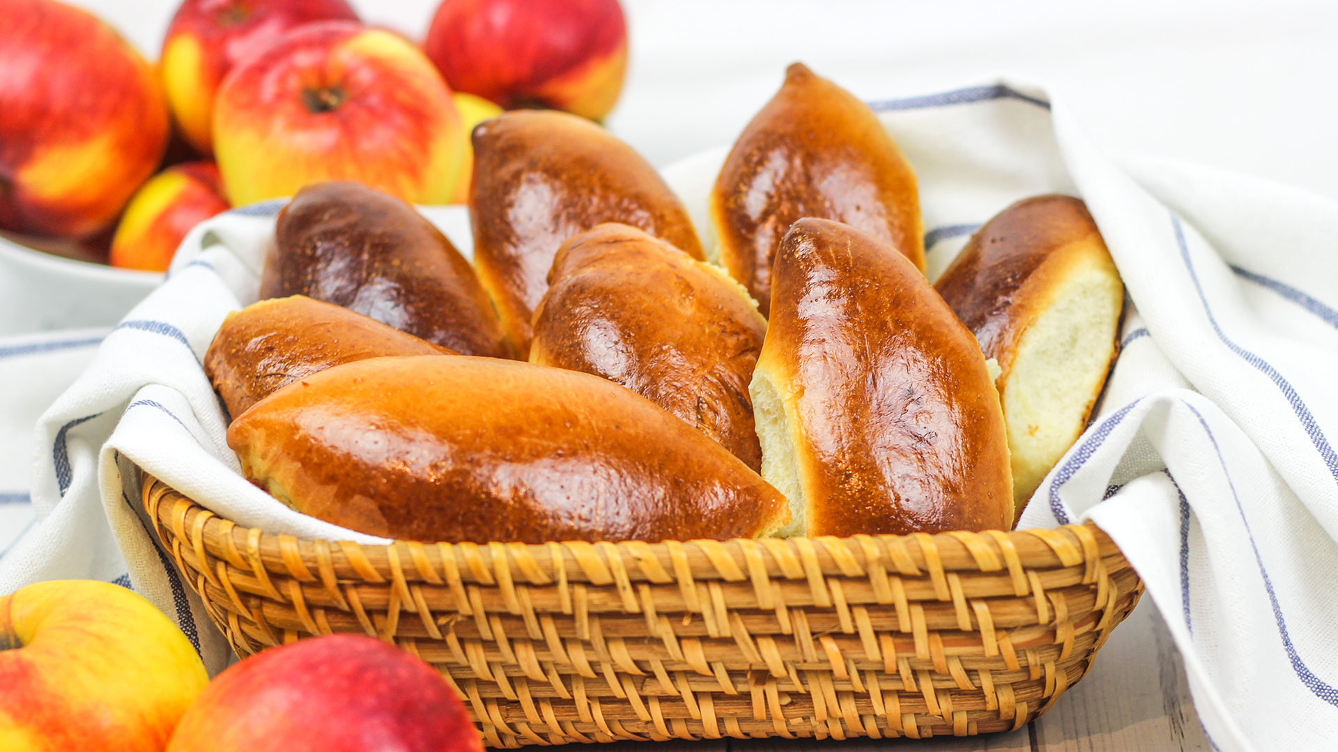 Пирожки с яблоками в духовке - пошаговый рецепт с фото