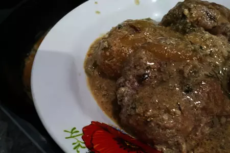 Котлеты с картошкой в сметанной подливе в казане