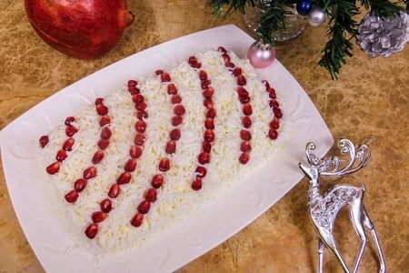 Слоеный салат "бусы на снегу" на праздничный стол
