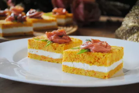 Закусочное пирожное с красной рыбой на праздничный стол