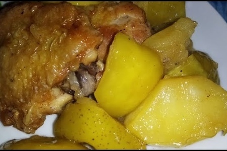 Курица с яблоками на сковороде