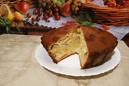 Фото к рецепту: Пирог заливной с айвой и яблоком