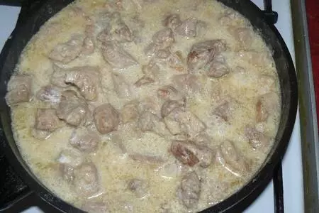 Мясо в сметанной подливе