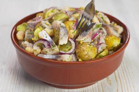 Картофельный салат с сельдью, белой фасолью и солеными огурчиками