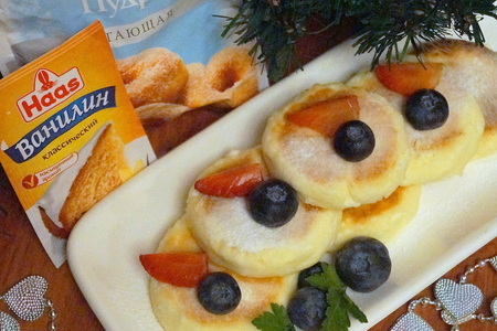 Сырники с ягодами. праздничный завтрак.