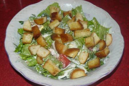 Салат с латуком и сухариками