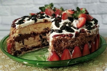 Фото к рецепту: Простой медовый торт с черносливом. 