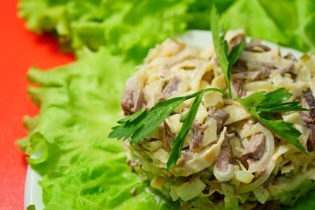 Фото к рецепту: Новогодний мясной салат «министерский»