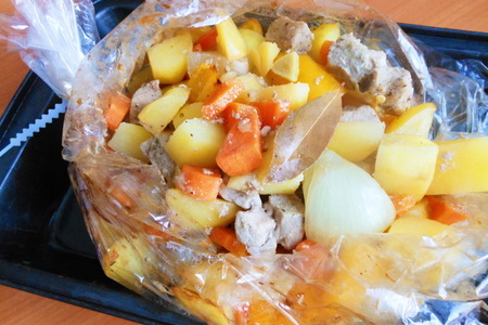 Картофель с овощами и мясом в рукаве
