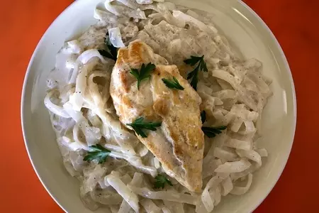 Куриное филе в сливочном соусе