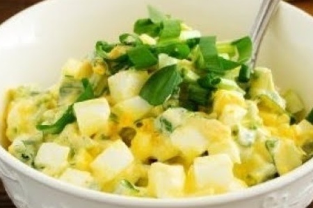 Фото к рецепту: Салат загадка из зелёного лука. 