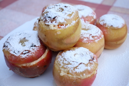 Фото к рецепту: Запеченные яблоки с творогом и медом на углях