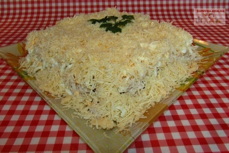 Слоеный салат с курицей, грибами и картофелем