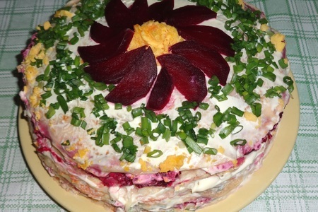 Блинный торт с селёдкой и овощами