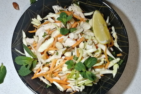 Вьетнамский салат с курицей и арахисом
