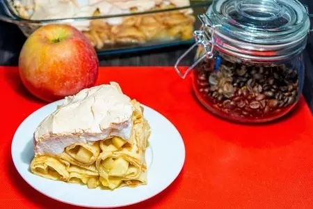 Блинный пирог с яблочно-грушевой начинкой