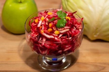 Фото к рецепту: Свекольный салат с сочной капустой