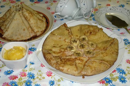 Блинный пирог с творогом и бананом