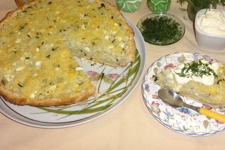 Пирог из слоёного теста с рисом, яйцами и зелёным луком