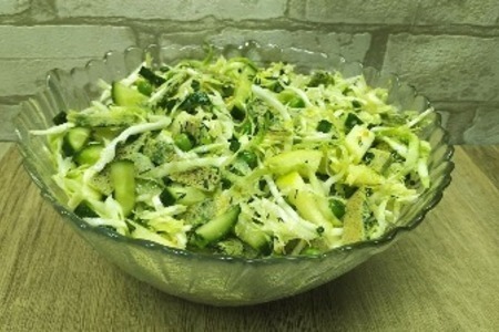 Салат зеленый из молодой капусты