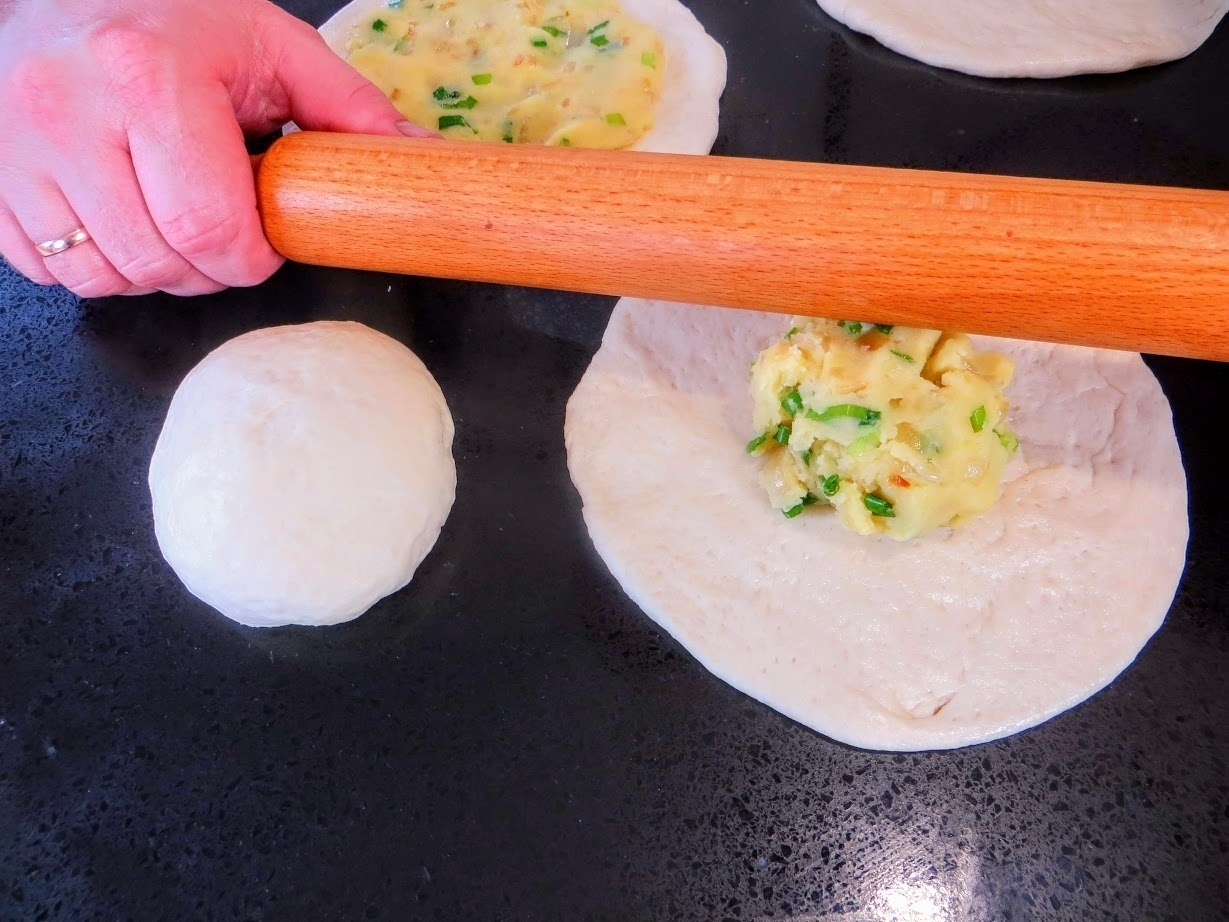 Видео как заводить тесто. Картофельная лепешка с дрожжевого теста.