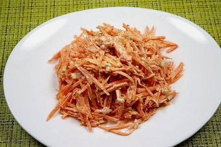 Фото к рецепту: Салат из свежей моркови с орехами и чесноком