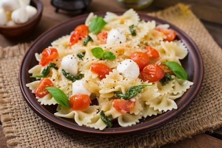 Итальянский салат с макаронами за 10 минкт - фарфалле капрезе