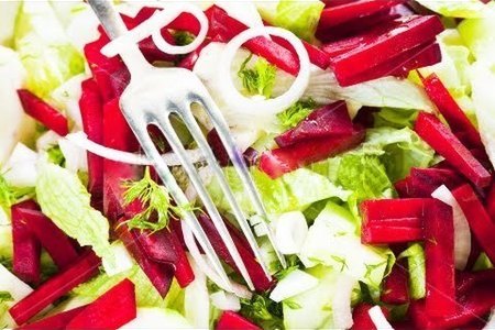 Фото к рецепту: Постный свекольный салат с сухофруктами и орехами