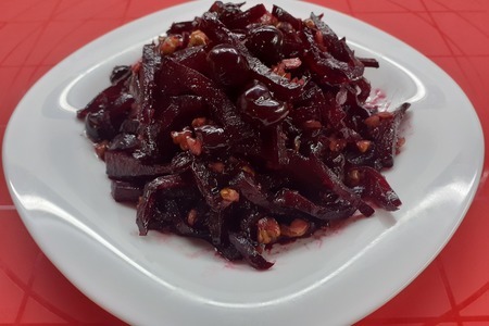 Фото к рецепту: Свекла с вишневым вареньем и орехами