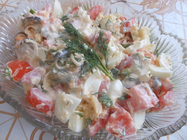 Фото к рецепту: Салат с мидиями и помидорами