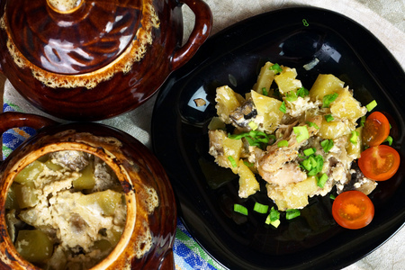 Фото к рецепту: Куриное жаркое в горшочках с грибами и картофелем