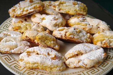 Фото к рецепту: Печенье ракушки с безе и орешками