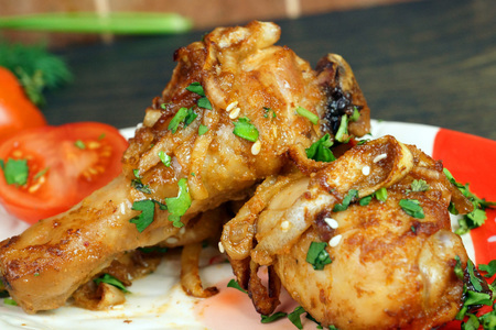 Фото к рецепту: Курица в соево-медовом соусе с кунжутом в духовке 
