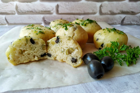 Закусочные булочки с оливками