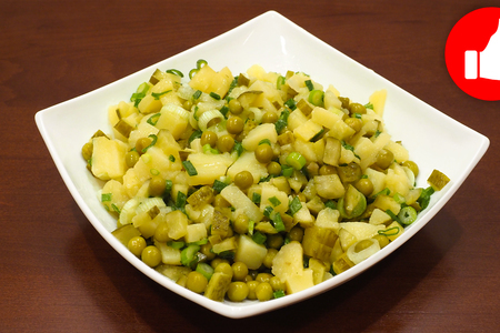 Картофельный салат с огурцами и горошком