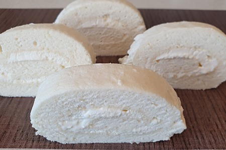 Фото к рецепту: Необычный белый молочный рулет-мороженое