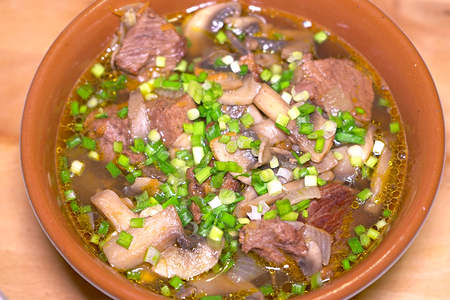 Фото к рецепту: Азиатский суп с говядиной и рисовой лапшой