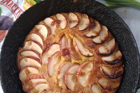Фото к рецепту: Шарлотка с яблоками и инжирным джемом "махеевъ", россия