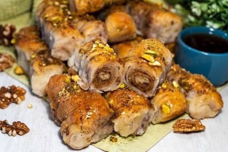 Фото к рецепту: Турецкая пахлава из слоёного теста с орехами