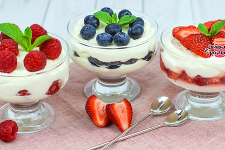 Фото к рецепту: Творожный десерт с клубникой и малиной