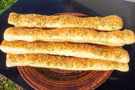 Сырно - чесночные хлебные палочки
