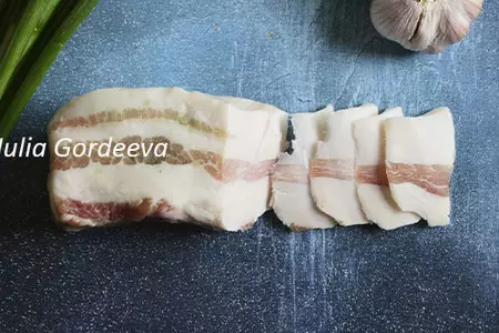 Солёная грудинка с чесноком
