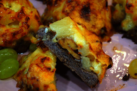 Фото к рецепту: Мясо под шубкой из ананасов, сыра и орехов