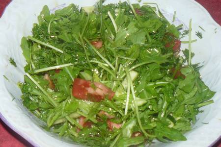 Фото к рецепту: Легкий летний салат с рукколой