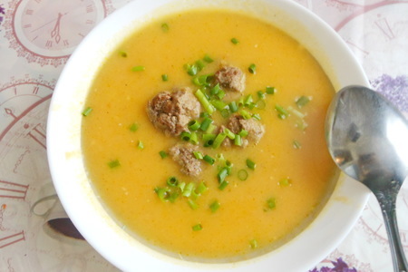 Фото к рецепту: Морковный суп-пюре с фрикадельками