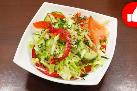 Фото к рецепту: Салат из зелени и капусты
